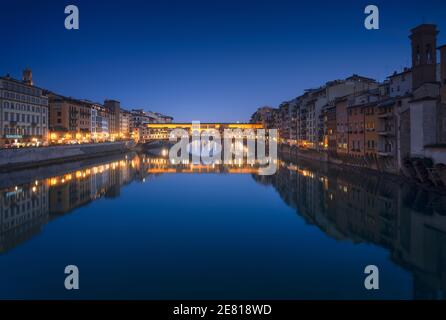 Ponte Vecchio Brücke und Arno Fluss in Florenz bei Sonnenuntergang. Blaue Stunde. Toskana, Italien, Europa. Stockfoto