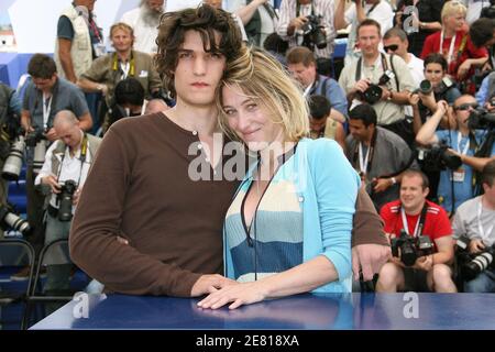 Der französische Schauspieler Louis Garrel und die italienisch-französische Regisseurin und Schauspielerin Valeria Bruni Tedeschi posieren für die Medien während einer Fotoschau für ihren Film "Actrices", der am 19. Mai 2007 im Rahmen der 60. Internationalen Filmfestspiele in Cannes in der Kategorie "UN Certain Regard" gezeigt wurde. Foto von Hahn-Nebinger-Orban/ABACAPRESS.COM Stockfoto