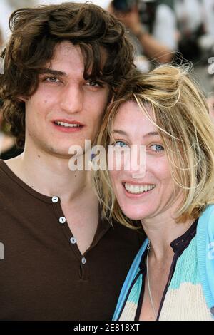 Der französische Schauspieler Louis Garrel und die italienisch-französische Regisseurin und Schauspielerin Valeria Bruni Tedeschi posieren für die Medien während einer Fotoschau für ihren Film "Actrices", der am 19. Mai 2007 im Rahmen der 60. Internationalen Filmfestspiele in Cannes in der Kategorie "UN Certain Regard" gezeigt wurde. Foto von Hahn-Nebinger-Orban/ABACAPRESS.COM Stockfoto