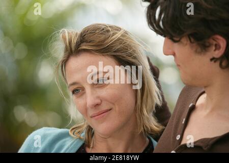 Der französische Schauspieler Louis Garrel und die italienisch-französische Regisseurin und Schauspielerin Valeria Bruni Tedeschi posieren für die Medien während einer Fotoschau für ihren Film "Actrices", der am 19. Mai 2007 im Rahmen der 60. Internationalen Filmfestspiele in Cannes in der Kategorie "UN Certain Regard" gezeigt wurde. Foto von Hahn-Nebinger-Orban/ABACAPRESS.COM Stockfoto