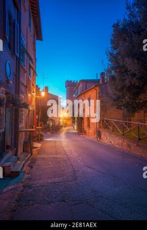 Bolgheri mittelalterliche Dorfstraße bei Sonnenuntergang. Castagneto Carducci, Toskana, Italien, Europa. Stockfoto