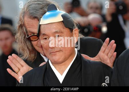 Der japanische Regisseur Takeshi Kitano und der deutsche Regisseur Wim Wenders kommen im Palais des Festivals zur Gala-Vorführung von Chacun Son Cinema in Cannes, Frankreich, am 20. Mai 2007 an. Chacun son Cinema (To Each His Own Cinema) wurde eigens für die 60. Internationalen Filmfestspiele von Cannes produziert und 35 Regisseure erhielten die Möglichkeit, einen dreiminütigen Kurzfilm über das Kino zu drehen. Foto von Hahn-Nebinger-Orban/ABACAPRESS.COM Stockfoto