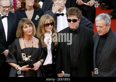 Die französische Kulturministerin Christine Albanel ( L) lächelt, als sie mit dem französischen Regisseur Costa Gavras (R), der französischen Schauspielerin Isabelle Huppert und dem spanischen Regisseur Pedro Almodovar im Palais des Festivals zur Galavorführung von Chacun Son Cinema in Cannes, Frankreich, am 20. Mai 2007, eintrifft. Chacun son Cinema (To Each His Own Cinema) wurde eigens für die 60. Internationalen Filmfestspiele von Cannes produziert und 35 Regisseure erhielten die Möglichkeit, einen dreiminütigen Kurzfilm über das Kino zu drehen. Foto von Hahn-Nebinger-Orban/ABACAPRESS.COM Stockfoto