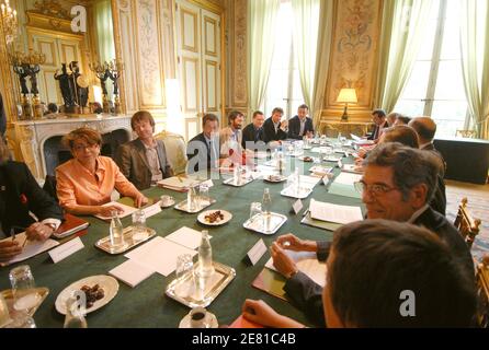 Der französische Präsident Nicolas Sarkozy, Nummer zwei in der französischen Regierung an der Spitze eines Umweltministeriums Alain Juppe Sit zu einem Treffen mit französischen Vertretern von Umwelt-NGOs, Frankreichs Green Campaigner und Fernsehmoderator Nicolas Hulot, Und Allain Bougrain Dubourg, Präsident der Vogelschutzligue (LPO), am 21. Mai 2007 im Elysee-Palast in Paris, Frankreich. Foto von Christophe Guibbaud/ABACAPRESS.COM Stockfoto