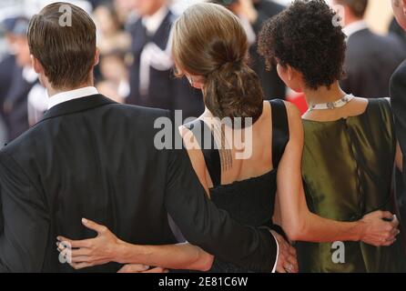"Angelina Jolie, Brad Pitt und Mariane Pearl gehen auf dem roten Teppich des Palais des Festivals in Cannes, Frankreich, 21. Mai 2007, für eine Gala-Vorführung des Films ''EIN mächtiges Herz'' des britischen Regisseurs Michael Winterbottom, der bei den 60. Filmfestspielen von Cannes außer Konkurrenz gestellt wurde. Angelina Jolie, Co-Produzentin mit Brad Pitt, spielt die Witwe des ermordeten Wall Street Journal Reporters Daniel Pearl. Der Film handelt von Perls Entführung und Ermordung in Pakistan im Jahr 2002, während er eine Geschichte über islamische Militante recherchiert. Foto von Hahn-Nebinger-Orban/ABACAPRESS.COM' Stockfoto