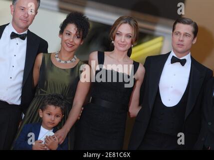 'Michael Winterbottom, Mariane Pearl und ihr Sohn Adam, Angelina Jolie und Brad Pitt gehen auf dem roten Teppich des Palais des Festivals in Cannes, Frankreich, 21. Mai 2007, Für eine Gala-Vorführung des Films ''A Mighty Heart'' des britischen Regisseurs Michael Winterbottom, der bei den 60. Filmfestspielen in Cannes außer Konkurrenz gestellt wurde. Angelina Jolie, Co-Produzentin mit Brad Pitt, spielt die Witwe des ermordeten Wall Street Journal Reporters Daniel Pearl. Der Film handelt von Perls Entführung und Ermordung in Pakistan im Jahr 2002, während er eine Geschichte über islamische Militante recherchiert. Foto von Hahn-Nebinger-Orban/ABACAPRESS.COM' Stockfoto