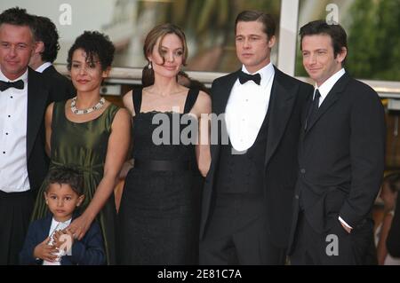 (L bis R) Michael Winterbottom, Mariane Pearl und ihr Sohn Adam, Angelina Jolie, Brad Pitt und Dan Futterman gehen auf dem roten Teppich des Palais des Festivals in Cannes, Frankreich, 21. Mai 2007, Für eine Gala-Vorführung des Films ''A Mighty Heart'' des britischen Regisseurs Michael Winterbottom, der bei den 60. Filmfestspielen in Cannes außer Konkurrenz gestellt wurde. Angelina Jolie, Co-Produzentin mit Brad Pitt, spielt die Witwe des ermordeten Wall Street Journal Reporters Daniel Pearl. Der Film handelt von Perls Entführung und Ermordung in Pakistan im Jahr 2002, während er eine Geschichte über islamische Militante recherchiert. Foto von Hahn-Nebinger-Orban/ABA Stockfoto
