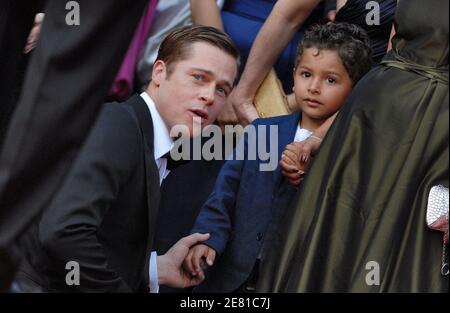 "Brad Pitt und Mariane Perls Sohn Adam gehen am 21. Mai 2007 auf dem roten Teppich des Palais des Festivals in Cannes, Frankreich, für eine Gala-Vorführung des Films ''A Mighty Heart'' des britischen Regisseurs Michael Winterbottom, der bei den 60. Filmfestspielen in Cannes außer Konkurrenz gestellt wurde. Angelina Jolie, Co-Produzentin mit Brad Pitt, spielt die Witwe des ermordeten Wall Street Journal Reporters Daniel Pearl. Der Film handelt von Perls Entführung und Ermordung in Pakistan im Jahr 2002, während er eine Geschichte über islamische Militante recherchiert. Foto von Hahn-Nebinger-Orban/ABACAPRESS.COM' Stockfoto