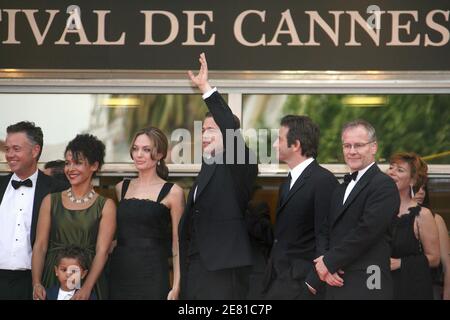 (L bis R) Michael Winterbottom, Mariane Pearl und ihr Sohn Adam, Angelina Jolie, Brad Pitt und Dan Futterman gehen auf dem roten Teppich des Palais des Festivals in Cannes, Frankreich, 21. Mai 2007, Für eine Gala-Vorführung des Films ''A Mighty Heart'' des britischen Regisseurs Michael Winterbottom, der bei den 60. Filmfestspielen in Cannes außer Konkurrenz gestellt wurde. Angelina Jolie, Co-Produzentin mit Brad Pitt, spielt die Witwe des ermordeten Wall Street Journal Reporters Daniel Pearl. Der Film handelt von Perls Entführung und Ermordung in Pakistan im Jahr 2002, während er eine Geschichte über islamische Militante recherchiert. Foto von Hahn-Nebinger-Orban/ABA Stockfoto