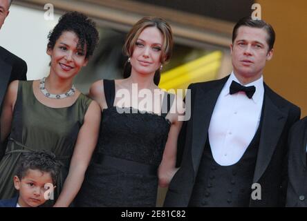 'ariane Pearl mit ihrem Sohn Adam, Angelina Jolie und Brad Pitt gehen auf dem roten Teppich des Palais des Festivals in Cannes, Frankreich, 21. Mai 2007, für eine Gala-Vorführung des Films ''EIN mächtiges Herz'' des britischen Regisseurs Michael Winterbottom, der bei den 60. Filmfestspielen in Cannes außer Konkurrenz gestellt wurde. Angelina Jolie, Co-Produzentin mit Brad Pitt, spielt die Witwe des ermordeten Wall Street Journal Reporters Daniel Pearl. Der Film handelt von Perls Entführung und Ermordung in Pakistan im Jahr 2002, während er eine Geschichte über islamische Militante recherchiert. Foto von Hahn-Nebinger-Orban/ABACAPRESS.COM' Stockfoto