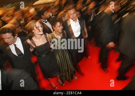 'Angelina Jolie, Mariane Pearl und Brad Pitt verlassen das Palais des Festivals in Cannes, Frankreich, 21. Mai 2007, nach einer Gala-Vorführung des Films ''EIN mächtiges Herz'' des britischen Regisseurs Michael Winterbottom, der bei den 60. Filmfestspielen in Cannes außer Konkurrenz gestellt wurde. Angelina Jolie, Co-Produzentin mit Brad Pitt, spielt die Witwe des ermordeten Wall Street Journal Reporters Daniel Pearl. Der Film handelt von Perls Entführung und Ermordung in Pakistan im Jahr 2002, während er eine Geschichte über islamische Militante recherchiert. Foto von Hahn-Nebinger-Orban/ABACAPRESS.COM' Stockfoto