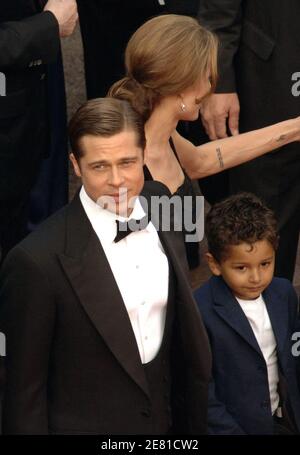 "Brad Pitt, Angelina Jolie und Mariane Perls Sohn Adam gehen auf dem roten Teppich des Palais des Festivals in Cannes, Frankreich, 21. Mai 2007, für eine Gala-Vorführung des Films ''A Mighty Heart'' des britischen Regisseurs Michael Winterbottom, der bei den 60. Filmfestspielen in Cannes außer Konkurrenz gestellt wurde. Angelina Jolie, Co-Produzentin mit Brad Pitt, spielt die Witwe des ermordeten Wall Street Journal Reporters Daniel Pearl. Der Film handelt von Perls Entführung und Ermordung in Pakistan im Jahr 2002, während er eine Geschichte über islamische Militante recherchiert. Foto um ABACAPRESS.COM' Stockfoto