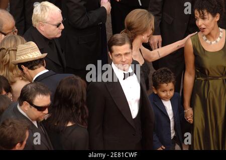 "Brad Pitt, Angelina Jolie, Mariane Pearl und ihr Sohn Adam gehen auf dem roten Teppich des Palais des Festivals in Cannes, Frankreich, 21. Mai 2007, für eine Gala-Vorführung des Films ''EIN mächtiges Herz'' des britischen Regisseurs Michael Winterbottom, der bei den 60. Filmfestspielen in Cannes außer Konkurrenz gestellt wurde. Angelina Jolie, Co-Produzentin mit Brad Pitt, spielt die Witwe des ermordeten Wall Street Journal Reporters Daniel Pearl. Der Film handelt von Perls Entführung und Ermordung in Pakistan im Jahr 2002, während er eine Geschichte über islamische Militante recherchiert. Foto um ABACAPRESS.COM' Stockfoto