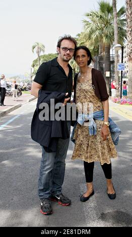 EXKLUSIV - der Schweizer Schauspieler Vincent Perez und seine Frau Karine Sylla spazieren auf der Croisette während der 60. Internationalen Filmfestspiele in Cannes, Frankreich am 22. Mai 2007. Foto von Denis Guignebourg/ABACAPRESS.COM Stockfoto