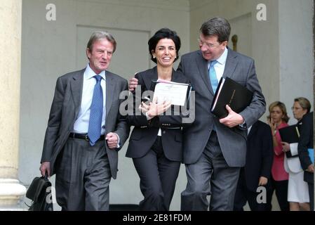 Außenminister Bernard Kouchner, Justizministerin Rachida Dati und Bildungsminister Xavier Darcos verlassen den ministerrat, der am 23. Mai 2007 im Elysée-Palast in Paris stattfand. Foto von Bernard Bisson/ABACAPRESS.COM Stockfoto