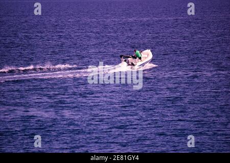 Kreta oder Kreta, Griechenland - 10. September 2017: Ein Mann, der auf einem Jet-Motorboot reitet. Wellen werden durch die Geschwindigkeit durch das Wasser durch Jet-Ski auf dem Meer gebildet Stockfoto