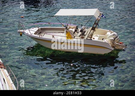 Kreta oder Kreta, Griechenland - 10. September 2017: Ein Motorboot, das auf sauberem Wasser auf einem mittelmeer schwimmt Stockfoto