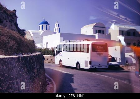 Kreta oder Kreta, Griechenland - 11. September 2017: Ein weißer Touristenbus, der sich in den Bergen der insel santorini abbiegt und Passagiere während der Besichtigung nimmt Stockfoto