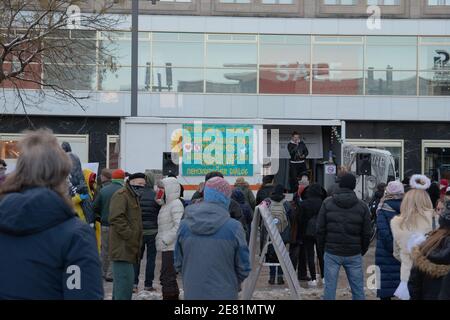 Berlin, Deutschland – 01/30/2021: QUERDENKEN-Demonstranten halten am Alexanderplatz eine Rede gegen die Koronavirus-Maßnahmen der Bundesregierung. Stockfoto