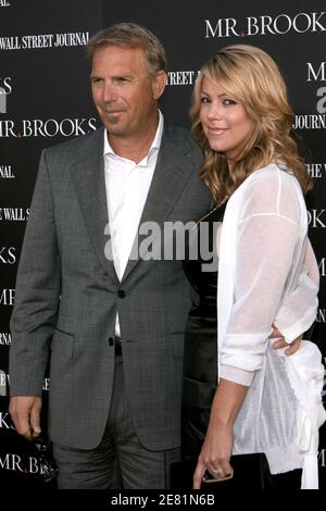 Kevin Costner und seine Frau Christine Baumgartner kommen zur Premiere von 'M.r. Brooks' im Mann's Chinese Theatre in Hollywood, CA, USA am 22. Mai 2007. Foto von Brian Lindensmith/ABACAPRESS.COM Stockfoto