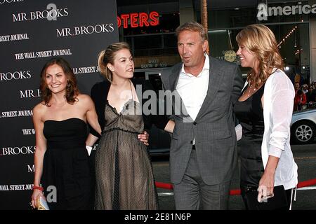 Kevin Costner, seine Frau Christine Baumgartner und seine Töchter Annie und Lily kommen zur Premiere von 'Mr. Brooks' im Mann's Chinese Theatre in Hollywood, CA, USA am 22. Mai 2007. Foto von Brian Lindensmith/ABACAPRESS.COM Stockfoto