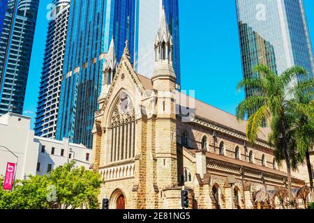 Der Stephansdom wird von Glaskratzern, Brisbane, Queensland, Australien und Australasien in den Schatten gestellt Stockfoto