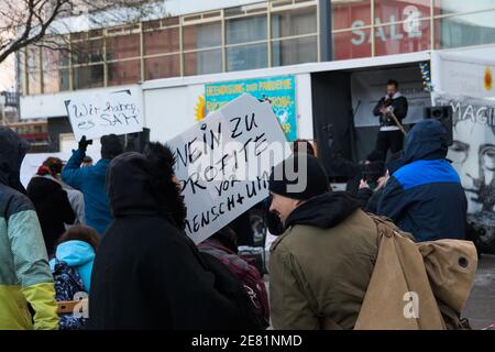 Berlin, Deutschland – 30th. Jan 2021: QUERDENKEN-Demonstranten halten eine Rede gegen Coronavirus-Maßnahmen. Stockfoto