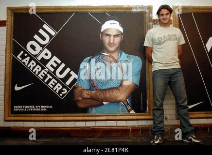 Der Schweizer Tennisspieler Roger Federer unterschreibt am 25. Mai 2007 ein Plakat in der Pariser U-Bahn in Paris. Foto von Christophe Guibbaud/Cameleon/ABACAPRESS.COM Stockfoto