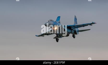 Fairford, Großbritannien - 15. Juli 2017: Ein Sukhoi Su-27 Flanker Kampfflugzeug im Flug Stockfoto
