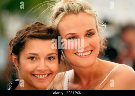 Die Schauspielerin (L-R) Diane Kruger und Emma de Caunes posieren während einer Fotoaufnahme für Denys Arcand's Film 'L'Age des Tenebres' im Palais des Festivals während der 60. Internationalen Filmfestspiele von Cannes am 26. Mai 2007 in Cannes, Frankreich. Foto von Hahn-Nebinger-Orban/ABACAPRESS.COM Stockfoto