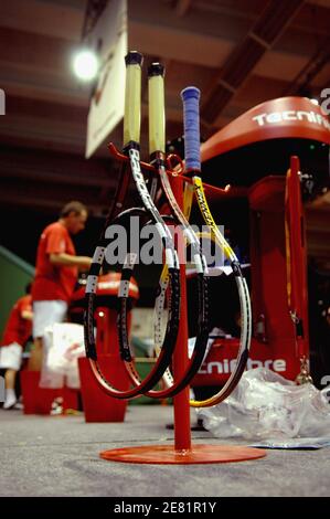 Spezialisierte Arbeiter bereiten vor dem French Tennis Open in der Roland-Garros Arena in Paris, Frankreich, am 26. Mai 2007 das Anziehen von Tennisschlägern vor. Foto von Christophe Guibbaud/Cameleon/ABACAPRESS.COM Stockfoto