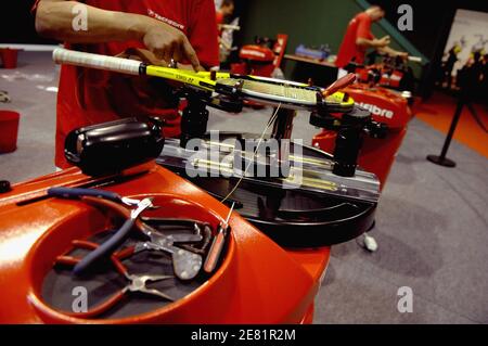 Spezialisierte Arbeiter bereiten vor dem French Tennis Open in der Roland-Garros Arena in Paris, Frankreich, am 26. Mai 2007 das Anziehen von Tennisschlägern vor. Foto von Christophe Guibbaud/Cameleon/ABACAPRESS.COM Stockfoto