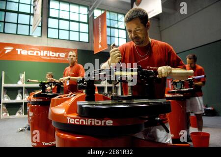 Spezialisierte Arbeiter bereiten vor dem French Tennis Open in der Roland-Garros Arena in Paris, Frankreich, am 26. Mai 2007 das Anziehen von Tennisschlägern vor. Foto von Christophe Guibbaud/Cameleon/ABACAPRESS.COM Stockfoto