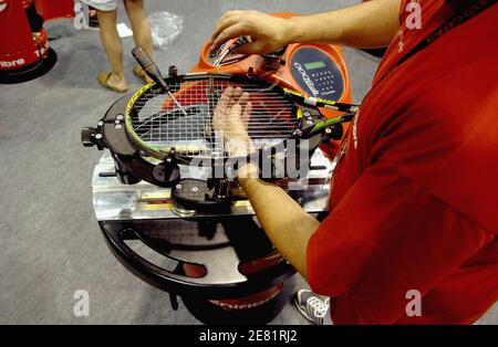 Spezialisierte Arbeiter bereiten vor dem French Tennis Open in der Roland-Garros Arena in Paris, Frankreich, am 26. Mai 2007 das Anziehen von Tennisschlägern vor. Foto von Christophe Guibbaud/Cameleon/ABACAPRESS.COM Stockfoto