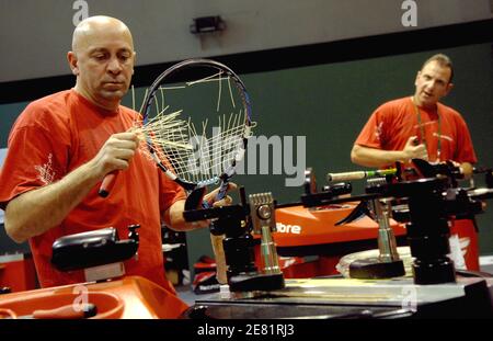 Spezialisierte Arbeiter bereiten vor dem French Tennis Open in der Roland-Garros Arena in Paris, Frankreich, am 26. Mai 2007 das Anziehen von Tennisschlägern vor. Foto von Christophe Guibbaud/Cameleon/ABACAPRESS.COM Stockfoto