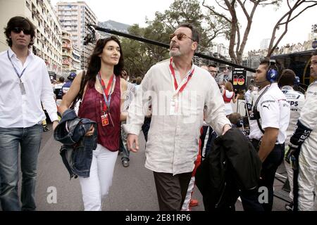 Der französische Schauspieler Jean Reno und seine Frau mit Regisseur Luc Besson gehen vor dem Grand Prix von Monaco in Monte Carlo, Monaco, Sonntag, 27. Mai 2007, durch die Pitlane. Foto von Hahn-Nebinger-Orban/ABACAPRESS.COM Stockfoto