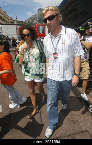 Der ehemalige deutsche Tennisspieler Boris Becker (l.) und seine Freundin Sharlly Kerssenberg gehen vor dem Grand Prix von Monaco in Monte Carlo, Monaco, Sonntag, 27. Mai 2007, durch die Pitlane. Foto von Frederic Nebinger/ABACAPRESS.COM Stockfoto