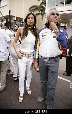 Teamchef Flavio Briatore und Freundin Elisabetta Gregoraci gehen vor dem Grand Prix von Monaco in Monte Carlo, Monaco, Sonntag, 27. Mai 2007, durch die Pitlane. Foto von Hahn-Nebinger-Orban/ABACAPRESS.COM Stockfoto