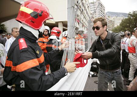 Schauspieler Jude Law geht vor dem Grand Prix von Monaco in Monte Carlo, Monaco, Sonntag, 27. Mai 2007, durch die Pitlane. Foto von Hahn-Nebinger-Orban/ABACAPRESS.COM Stockfoto