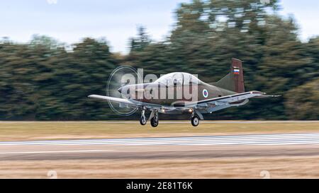 Fairford, UK - 15. Juli 2017: Ein RAF Short Tucano Trainer Flugzeug landet Stockfoto