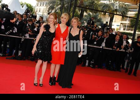 Die französischen Schauspielerinnen Anne Consigny und Emmanuelle Seigner und die kanadische Schauspielerin Marie-Josee Croze kommen zur 60. Abschlussfeier der Internationalen Filmfestspiele von Cannes und der Film ''L'Age des Tenebres'' des kanadischen Regisseurs Denys Arcand wird am 27. Mai 2007 im Palais des Festivals in Cannes, Südfrankreich, gezeigt. Foto von Hahn-Nebinger-Orban/ABACAPRESS.COM' Stockfoto