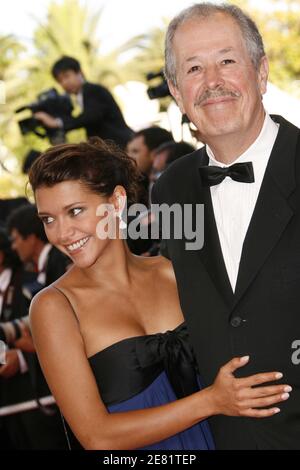 Die Schauspielerin Emma de Caunes und der Regisseur Denys Arcand kommen zur Abschlussfeier der 60. Internationalen Filmfestspiele von Cannes und die Gala-Vorführung des Films ''L'Age des Tenebres'' des kanadischen Regisseurs Denys Arcand am 27. Mai 2007 im Palais des Festivals in Cannes, Südfrankreich. Foto von Hahn-Nebinger-Orban/ABACAPRESS.COM' Stockfoto