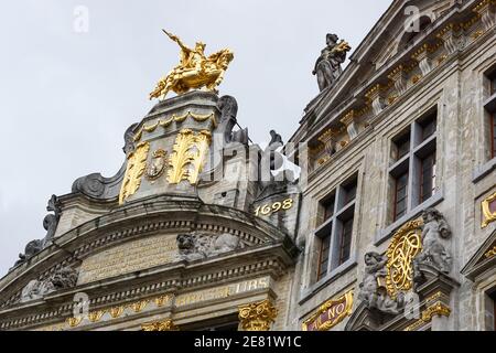 Vergoldete Reiterstatue von Karl Alexander von Lothringen auf der Spitze des Gildenhauses L'Arbre d'Or auf dem Grand Place in Brüssel, Belgien Stockfoto