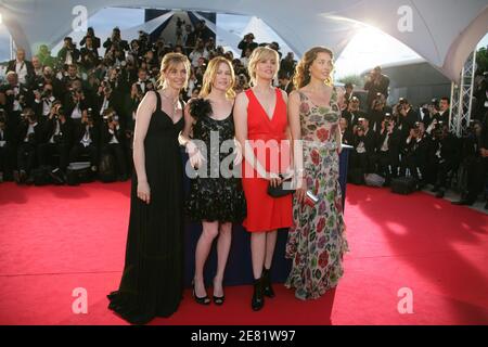 Die Schauspielerinnen Anne Consigny, Marie-Josee Croze, Emmanuelle Seigner und Olatz Lopez Garmendia posieren beim 60. Internationalen Filmfestival Cannes Palme d'Or Fotowand im Festivalpalast in Cannes, Südfrankreich, 27. Mai 2007. Ein erschütternder rumänischer Film gewann den Spitzenpreis von Cannes Ende 27. Mai, als das größte Filmfestival der Welt den Vorhang auf für einen 12-tägigen Lauf brachte, der für seine sternenübersäte Helligkeit -- und die todbesessene Dunkelheit seiner Filme bemerkenswert ist. ''4 Monate, 3 Wochen und 2 Tage'' beugten sich 21 weitere Filme zur Seite, um die goldene Trophäe bei einer glitzernden Zeremonie am Ende der t zu schnappen Stockfoto