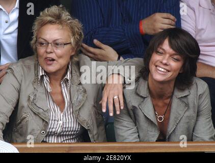 Der französische Humorist Muriel Robin und ihre Freundin Anne nehmen am 31. Mai 2007 an den Tennis French Open in der Roland Garros Arena in Paris Teil. Foto von ABACAPRESS.COM Stockfoto