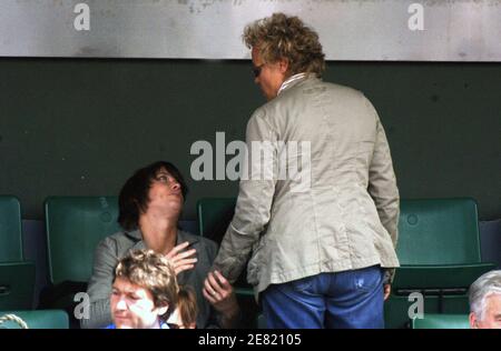 Der französische Humorist Muriel Robin und ihre Freundin Anne nehmen am 31. Mai 2007 an den Tennis French Open in der Roland Garros Arena in Paris Teil. Foto von ABACAPRESS.COM Stockfoto