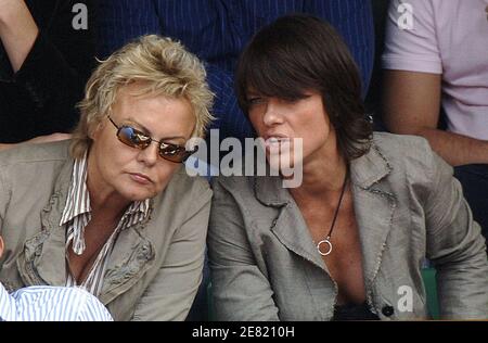 Der französische Humorist Muriel Robin und ihre Freundin Anne nehmen am 31. Mai 2007 an den Tennis French Open in der Roland Garros Arena in Paris Teil. Foto von ABACAPRESS.COM Stockfoto