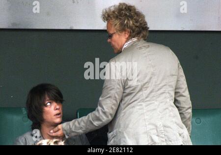 Der französische Humorist Muriel Robin und ihre Freundin Anne nehmen am 31. Mai 2007 an den Tennis French Open in der Roland Garros Arena in Paris Teil. Foto von ABACAPRESS.COM Stockfoto