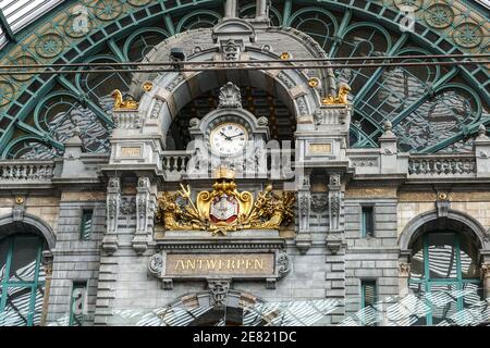 Die Uhr auf der oberen Ebene des Antwerpener Hauptbahnhofs, Belgien Stockfoto