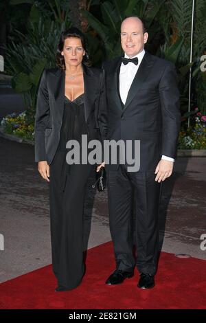Prinz Albert II. Von Monaco und seine Schwester Prinzessin Stephanie von Monaco posieren für Bild, als sie bei der Fernsehgala "Tenue de soiree" ankommen, die am 31. Mai 2007 in der Sporthalle in Monte-Carlo, Monaco, stattfindet. Foto von Frederic Nebinger/ABACAPRESS.COM Stockfoto